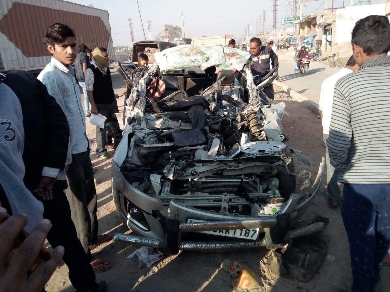 four died after car collied with truck on national highway 2 in agra