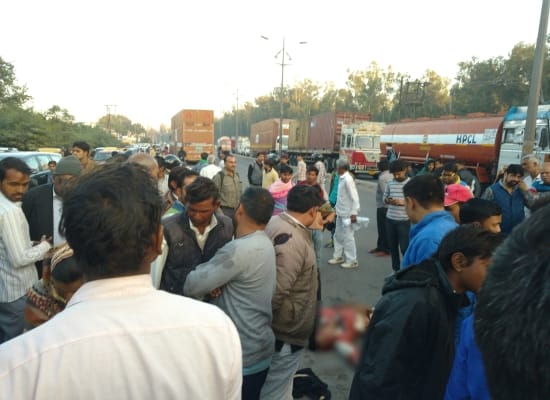 man died in bike accident in agra on national highway 2