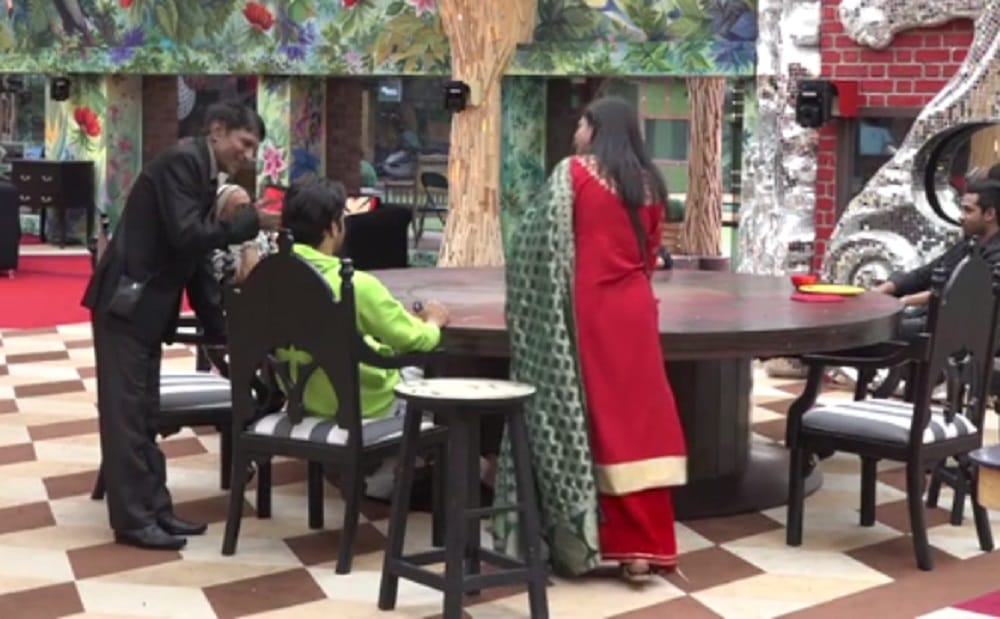 Arshi Khan Father Visits Bigg Boss 11 Show