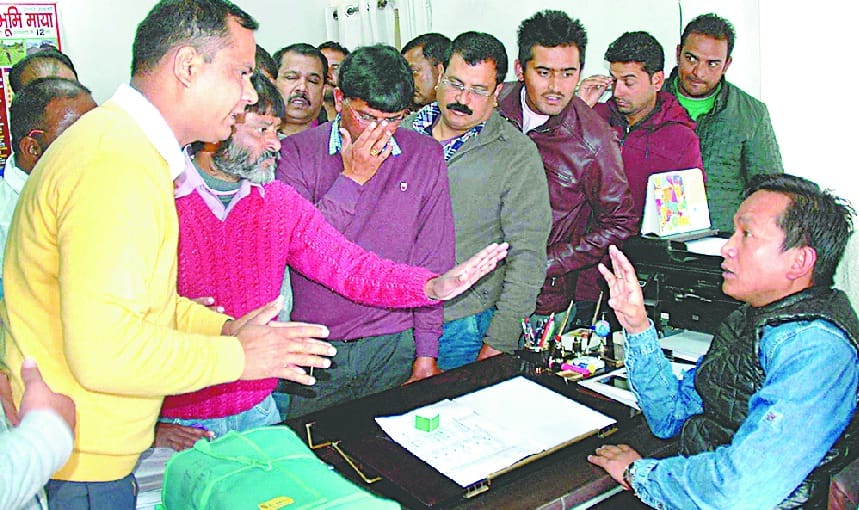 Congress worker furious with power cuts