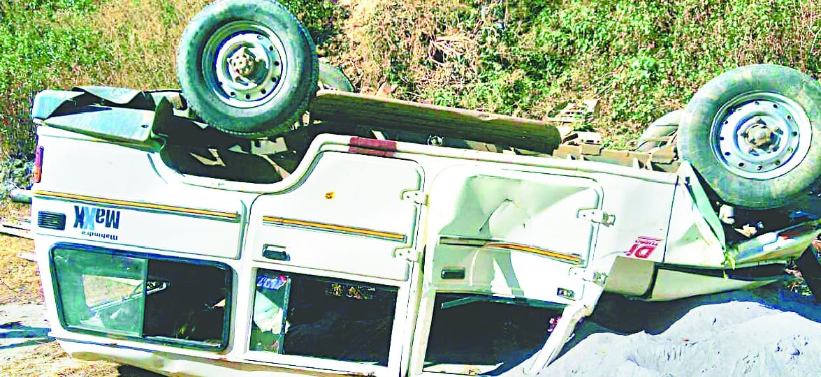 Overloaded Max jeep collapsed