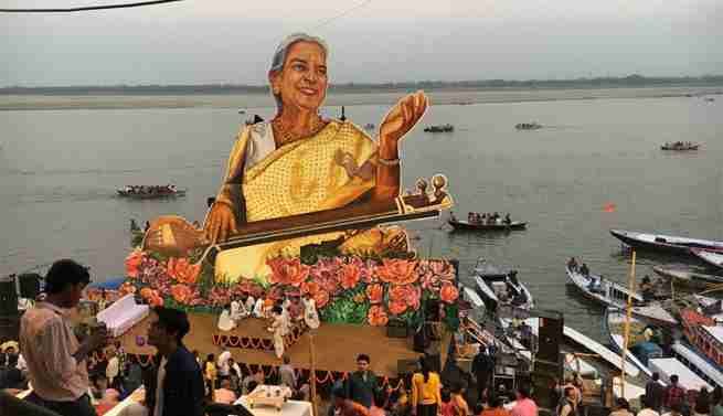 some people trying to fall down the statue of girija devi