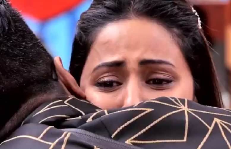 Bigg Boss 11 Hina Khan engaged with boyfriend rocky jaiswal in bigg boss house