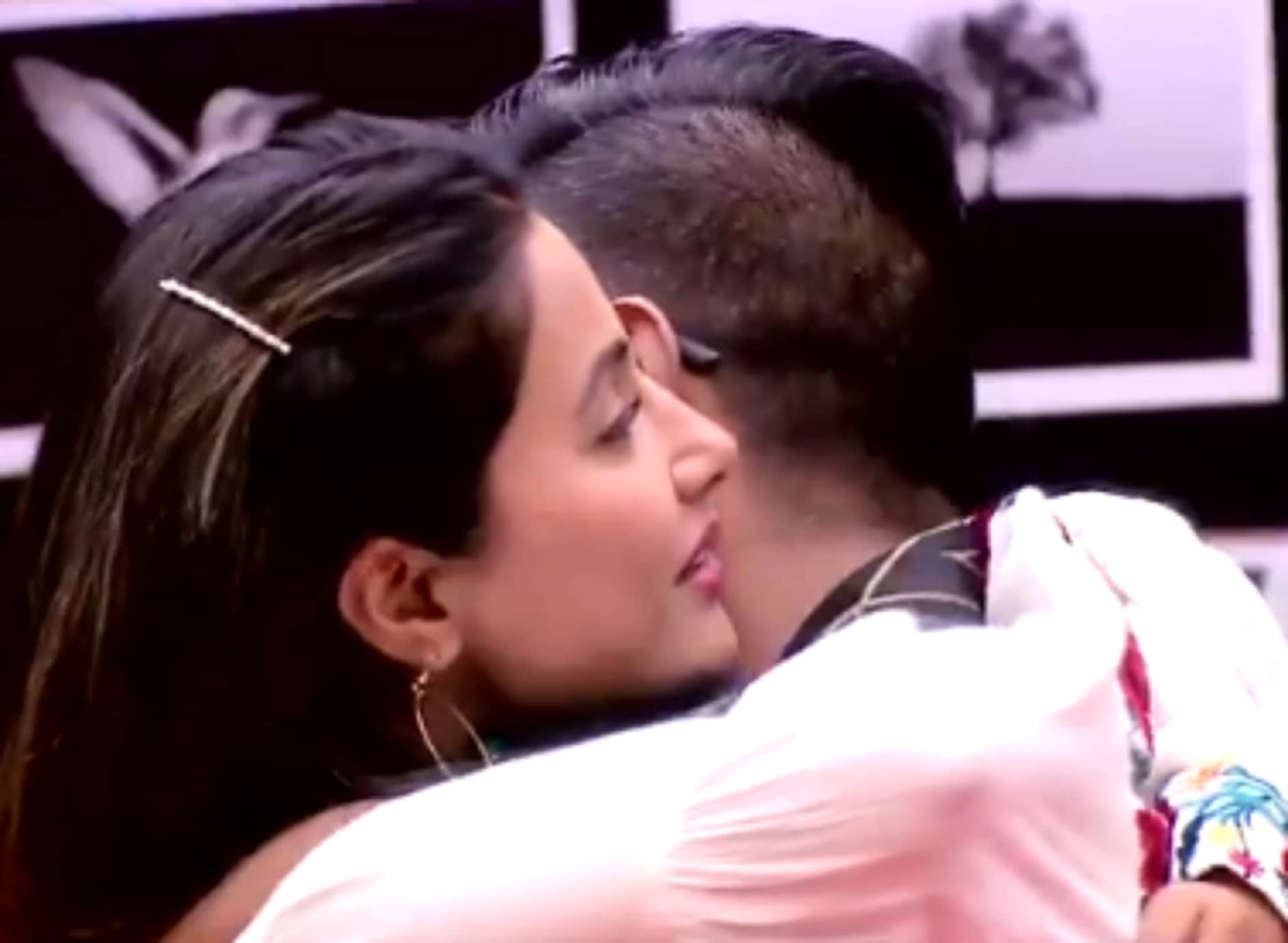 Bigg Boss 11 Hina Khan engaged with boyfriend rocky jaiswal in bigg boss house