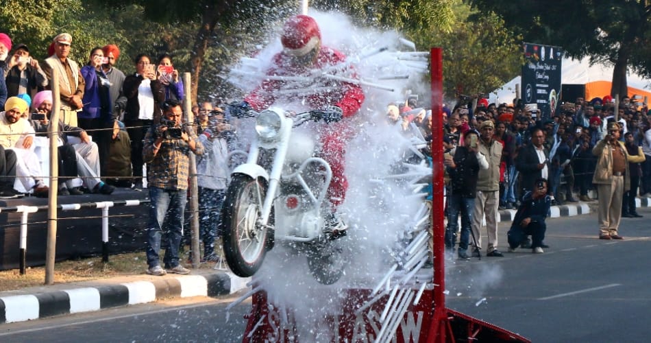 indian army soldiers showing stunts at sukhna lake