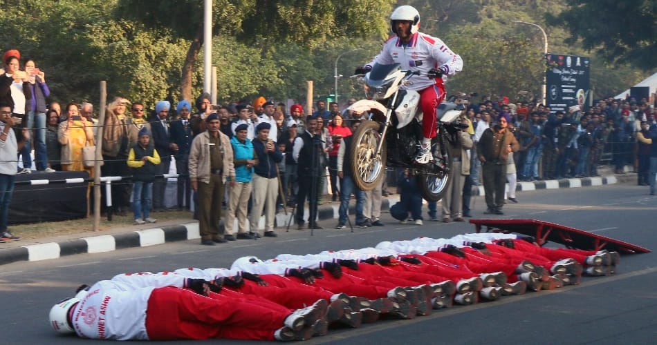 indian army soldiers showing stunts at sukhna lake