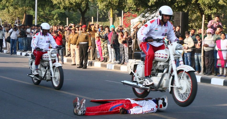 indian army soldiers showing stunts at sukhna lake