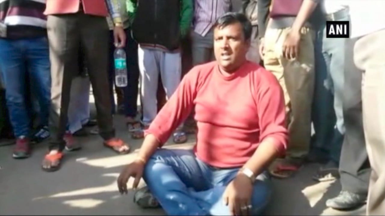 पत्रकार पर चली गोली