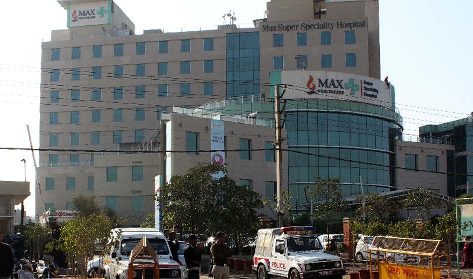 why delhi government decided to cancel max hospital licence in delhi