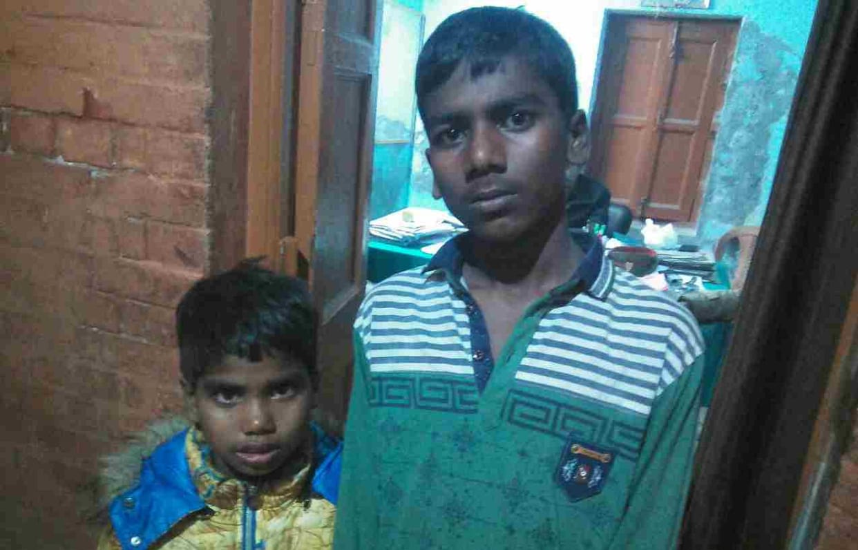 father forced his  two child for begging in varanasi