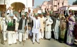 प्रर्शशन करते किसान। 