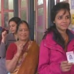 वोट डालने के लिए लाइन में लगे लोग