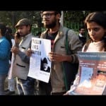 सेंट्रल पार्क के बाहर मुस्लिमों के साथ हो रहे दुर्व्यवहार के विरोध में शहरी जागरूक नागारिकों ने मानव श्रृंखला बनाकर विरोध प्रदर्शन किया