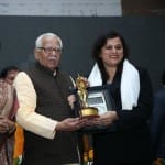  पुरस्कार प्राप्त करतीं नीलू मिश्रा
