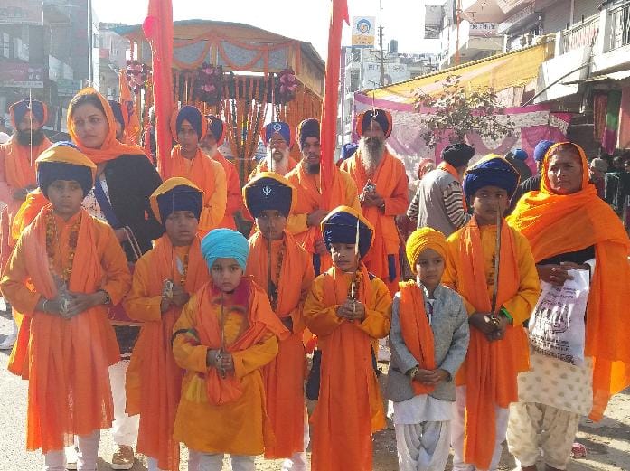 गुरू नानक देव पर्व पर निकाली भव्य शोभायात्रा