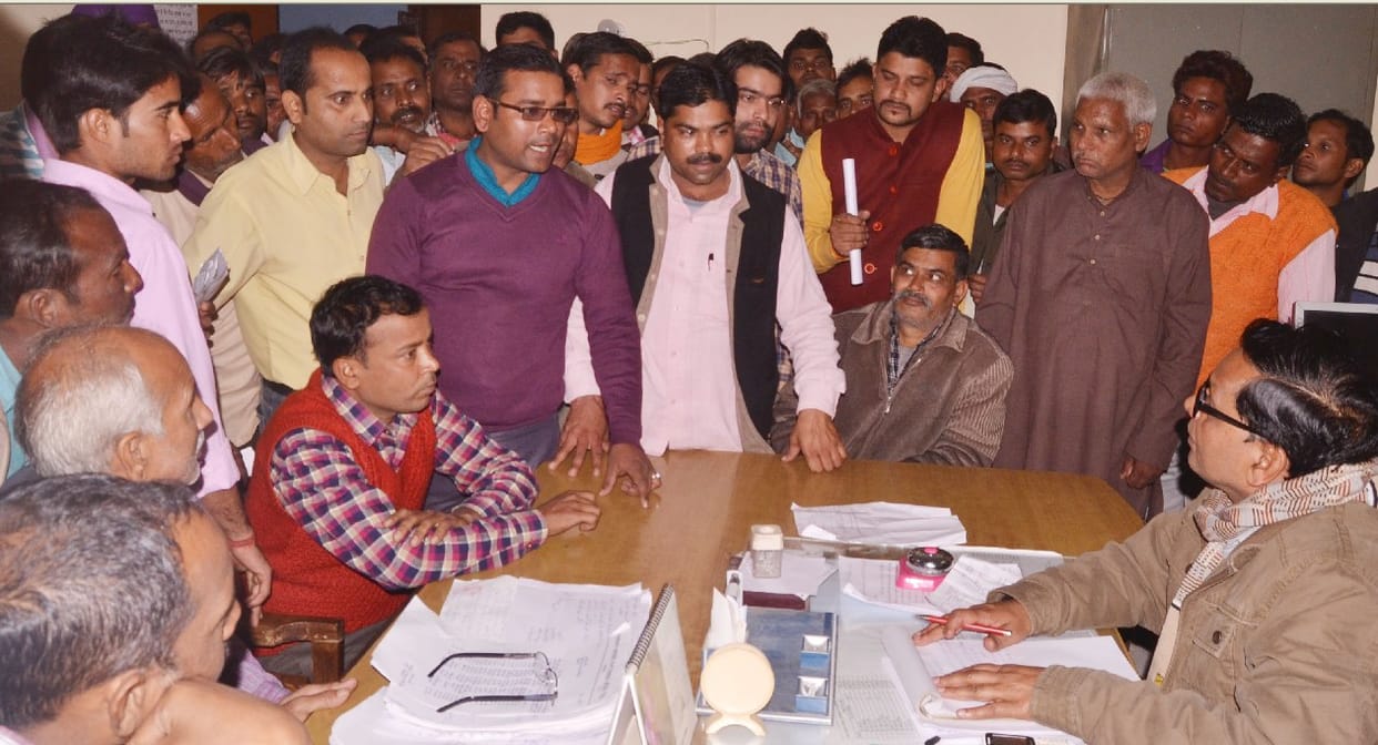 गन्ना पर्ची न मिलने पर किसानों ने सचिव को घेरा