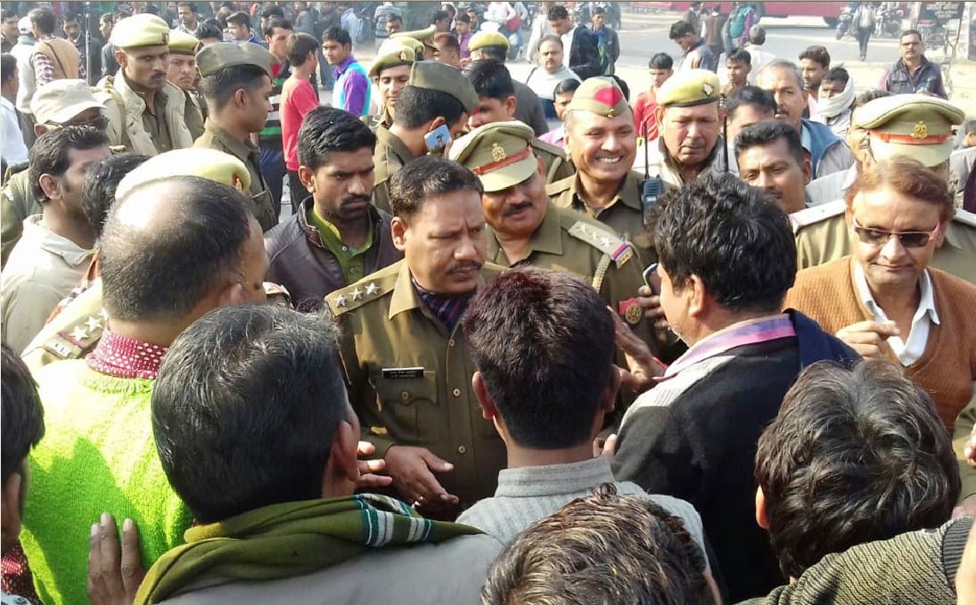 परिचालक की पिटाई के बाद रोडवेज कर्मियों ने लगाया जाम, नारेबाजी