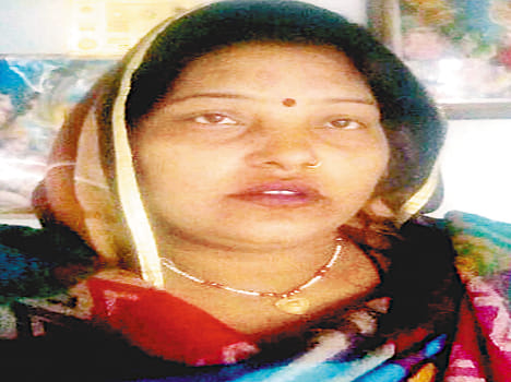 Women robbed robes of jewelery from jewelery