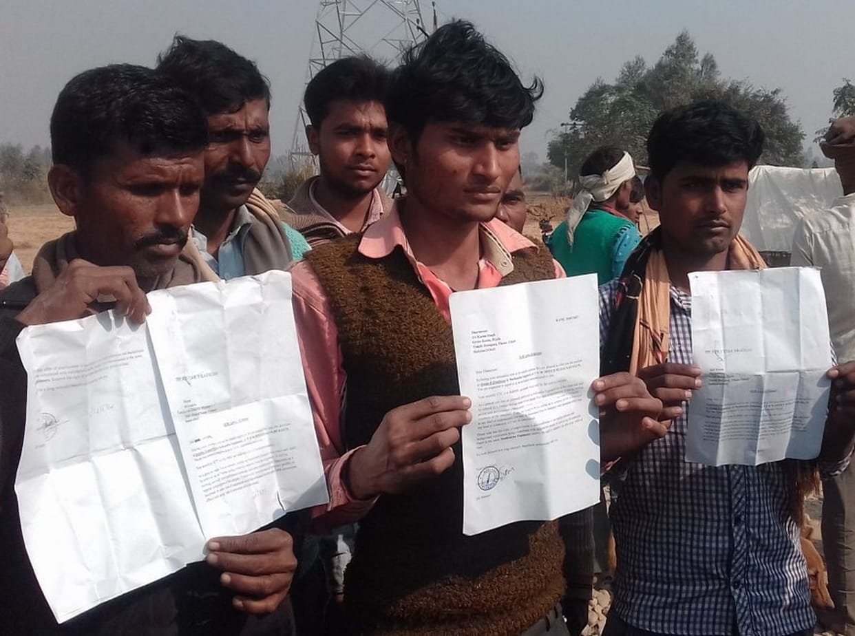 निर्माणाधीन सौर ऊर्जा प्लांट पर किसानों का प्रदर्शन