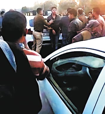 Two brothers held for attacking, abducting policemen on duty