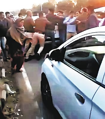 Two brothers held for attacking, abducting policemen on duty