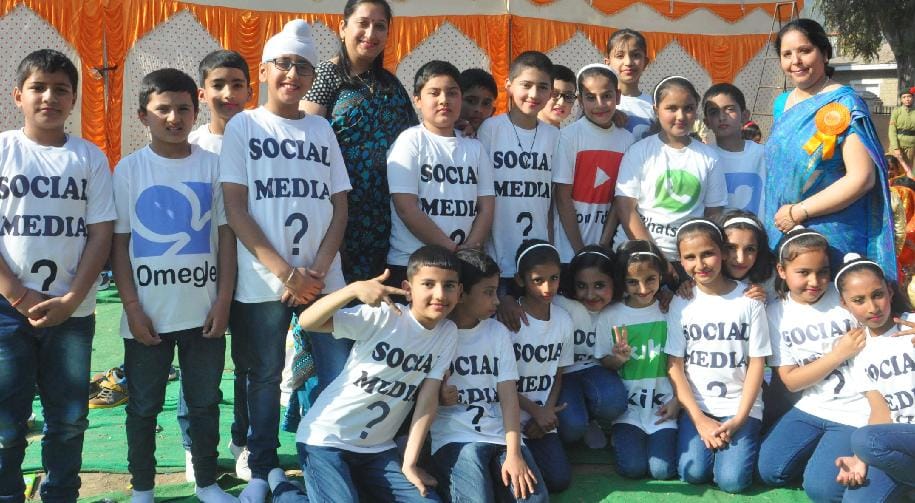 बच्चों ने सोशल मीडिया के सही और गलत पक्ष बता किया जागरूक