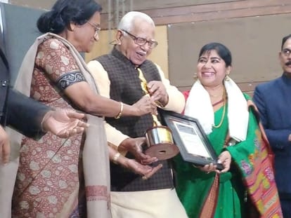 Neelu mishra and soma ghosh honored marvelous personality of india award