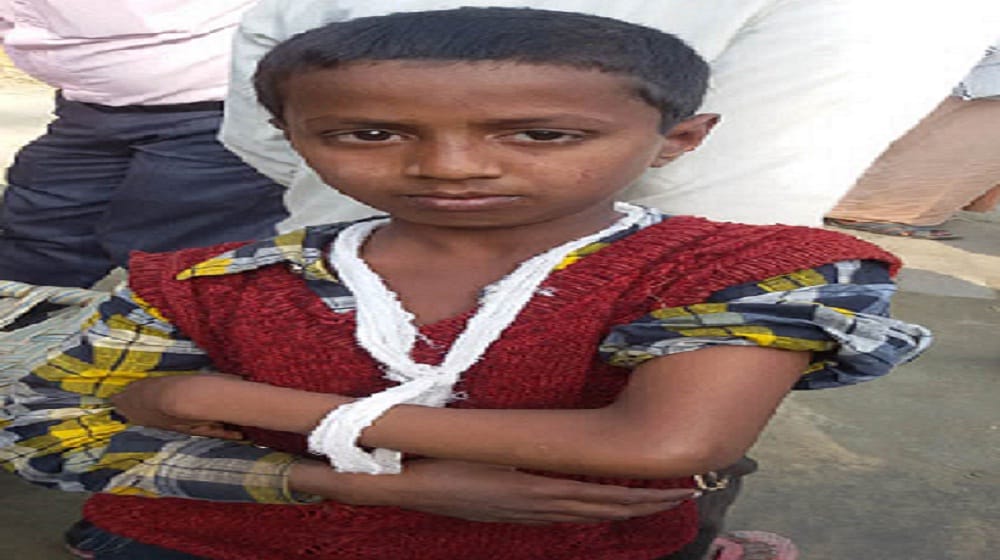 uttar pradesh a Teacher beating student in Kushinagar