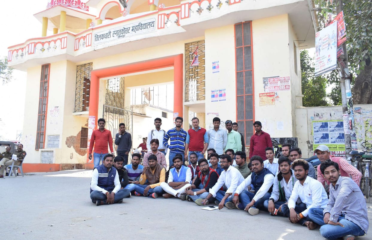 छात्र संघ चुनाव को लेकर धरने पर बैठे छात्र