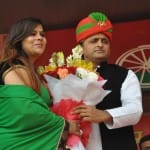 अखिलेश यादव का स्वागत करते अयोजक।