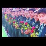 हिसावदा गांव में बिहार के राज्यपाल सत्यपाल मलिक के स्वागत के लिए खड़े बच्चे। 