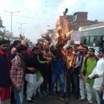 फिल्म निदेशक भंसाली का पुतला फूंकते रणवीर सेना के सदस्य।