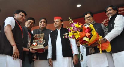 akhilesh yadav comment on demonetization and gujrat election