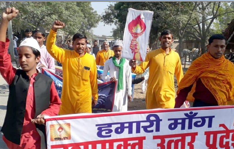 छात्रो ने कहा हिंदू मुस्लिम करें पुकार, नशे को बंद करे सरकार