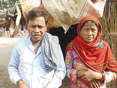 The miscreants rob the couple by making hostage