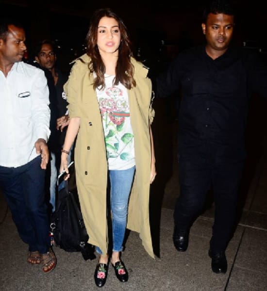 Anushka Sharma airport look cost 2.5 lakh rupees before going to Italy