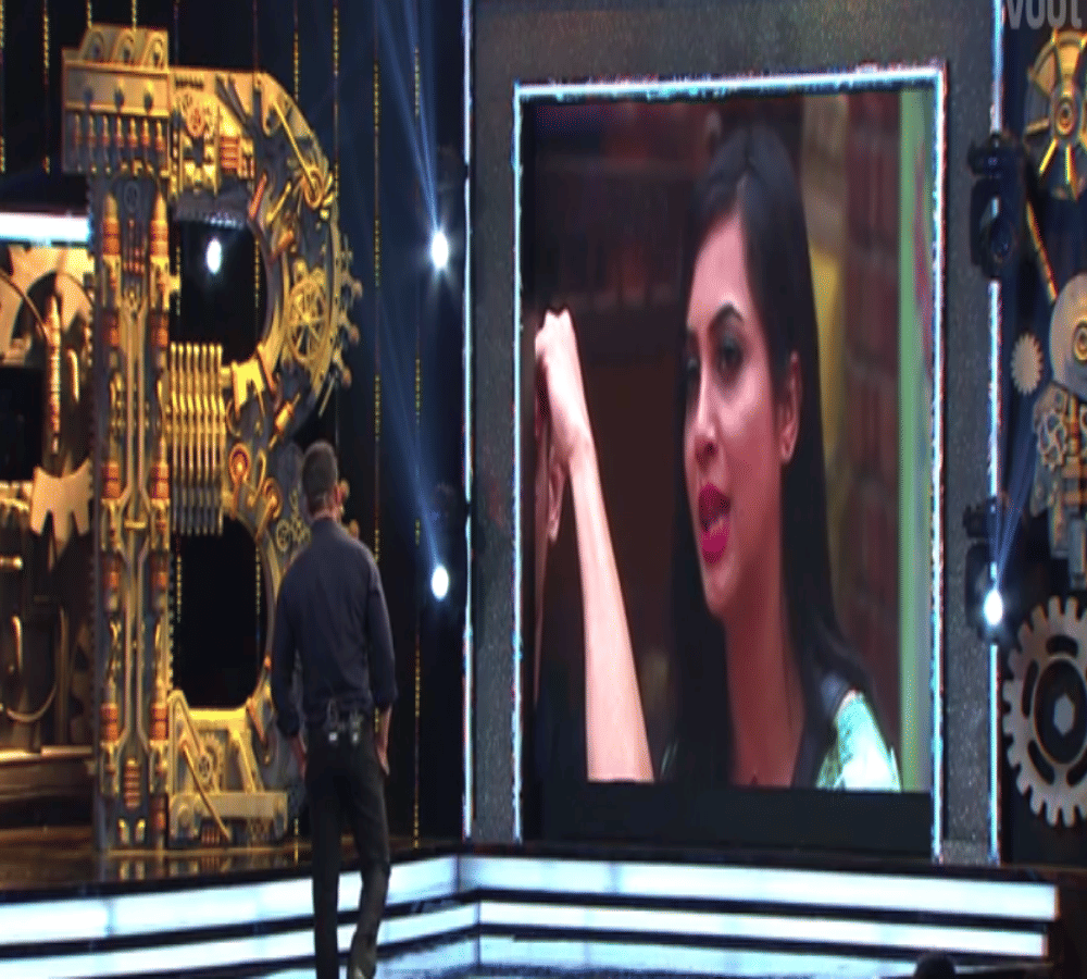 Bigg Boss 11 Arshi Khan trolled on twitter for arguing with Salman Khan