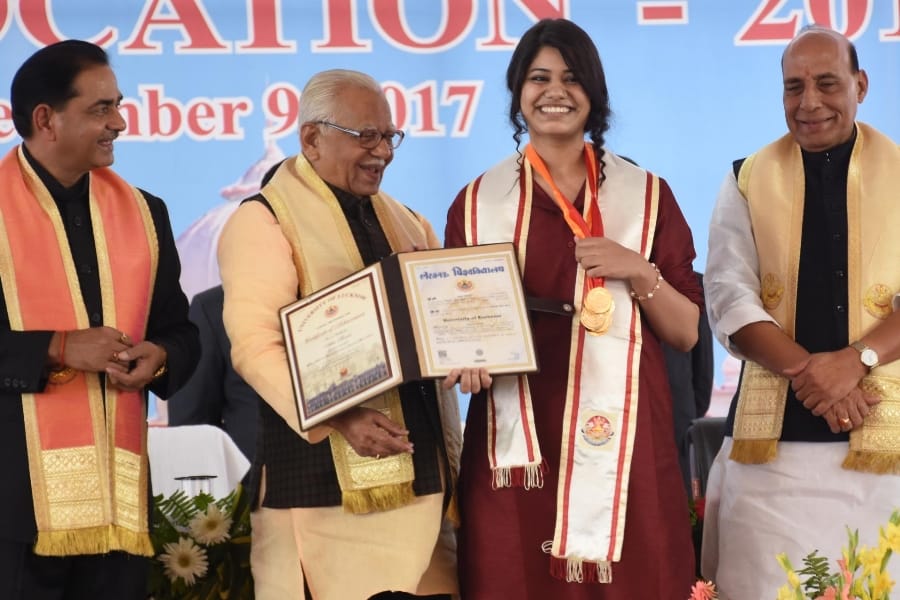medal winners in lucknow university convocation day.