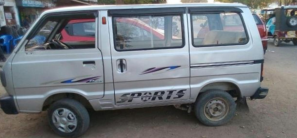 when a maruti van crash three people on the road