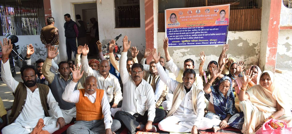 बिजली की बढ़ी दरों को कम करने की मांग