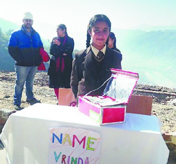 अजितेष ने वाटर साइकिल, देवांशी ने बनाया हाइड्रोलिक पंप