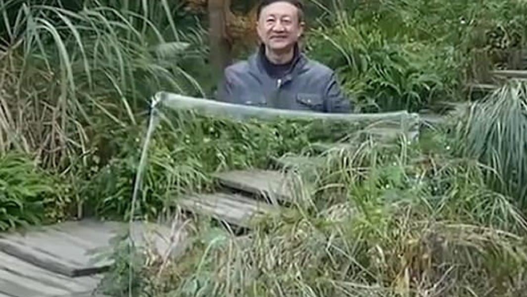 This Chinese man made unique table cloth which turns him invisible
