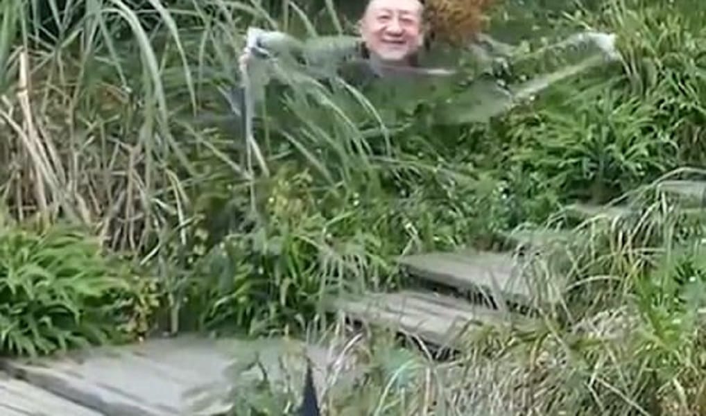 This Chinese man made unique table cloth which turns him invisible