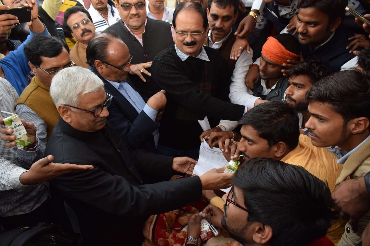 चुनाव तिथि घोषित होने के बाद छात्रों का अनशन खत्म