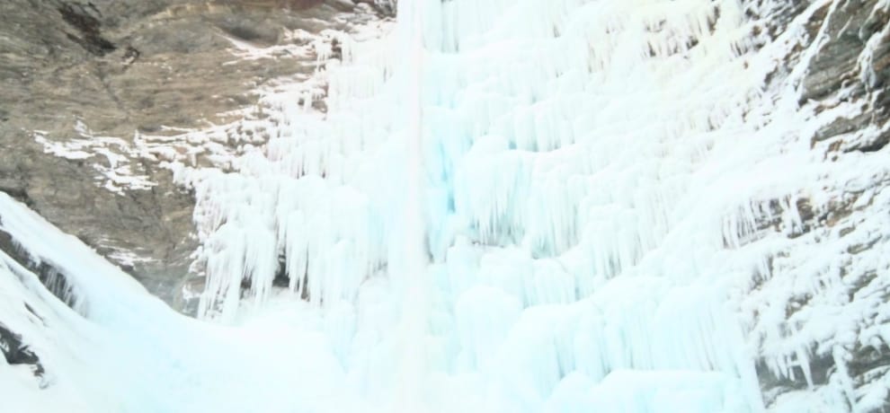Waterfalls and lakes frezen due to cold in himachal