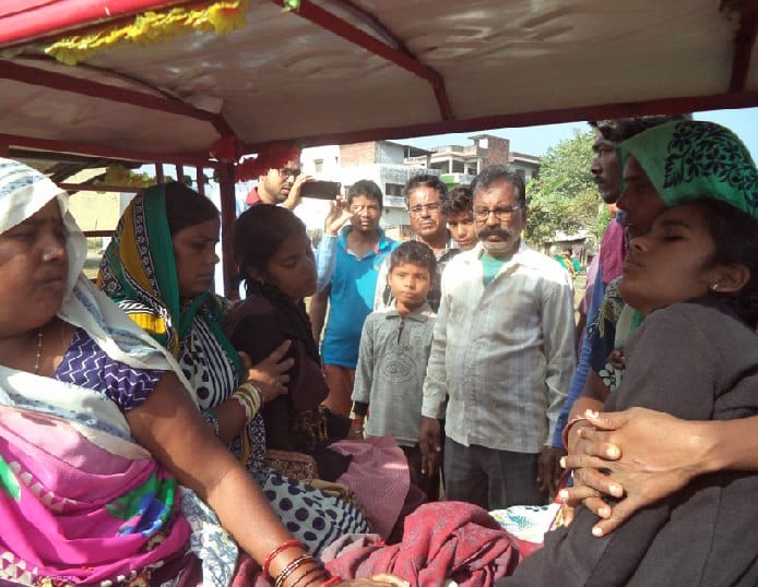 प्रार्थना के समय गश खाकर गिरीं दो छात्राएं, अफरातफरी