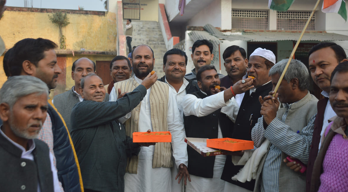 राहुल के अध्यक्ष बनाए जाने पर कांग्रेस नेताओं ने पटाखा फोड़ा