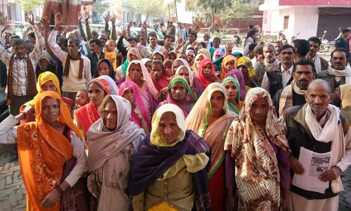 कोटेदार के खिलाफ कलक्ट्रेट में प्रदर्शन, ज्ञापन दिया