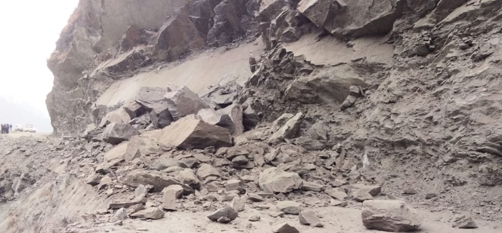 pics of rampur bushahr car accident half dozen people stuck under rocks for 16 hours