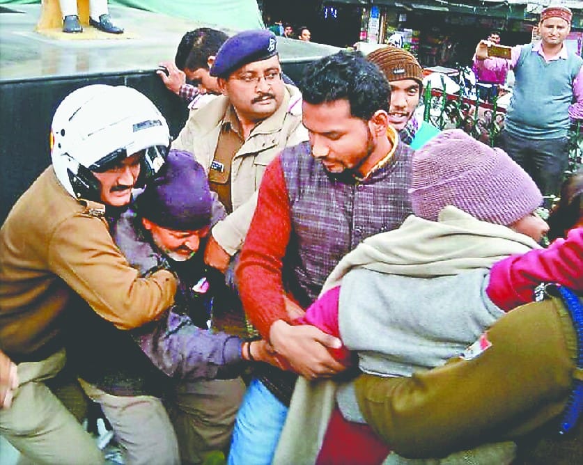   police arrested andolankari on Hunger strike in srinagar uttarakhand